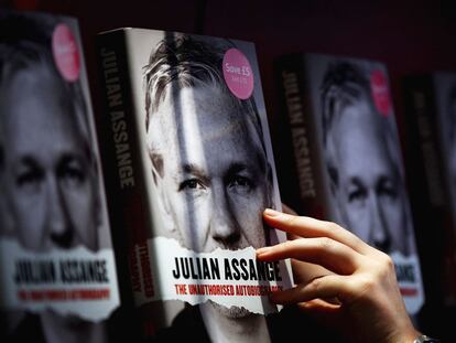 Copias de la <i>Autobiografía</i> de Assange, en Edimburgo.