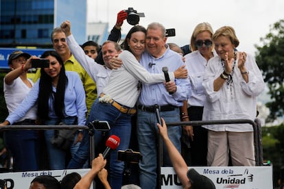 La dirigente opositora María Corina Machado dijo en una rueda de prensa que, según la verificación del las actas electorales en poder de la oposición, han ganado la elección con una amplia mayoría.

