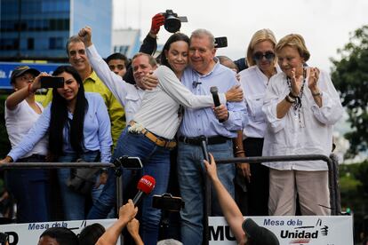 La dirigente opositora María Corina Machado dijo en una rueda de prensa que, según la verificación del las actas electorales en poder de la oposición, han ganado la elección con una amplia mayoría.

