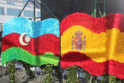 Banderas de Azerbaiy&aacute;n y Espa&ntilde;a durante la visita del Atl&eacute;tico de Madrid.