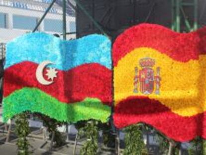 Banderas de Azerbaiy&aacute;n y Espa&ntilde;a durante la visita del Atl&eacute;tico de Madrid.