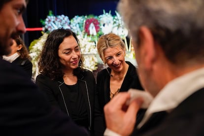 La vicepresidenta Yolanda Díaz habla con María Isasi y el ministro de Cultura, Ernest Urtasun, A la derecha, de perfil, Ángel Paredes, hermano de la fallecida.