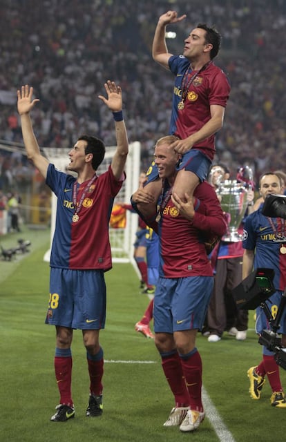Xavi, a hombros de Gudjohnsen durante la celebración de la Champions League de 2009 contra el Manchester United.