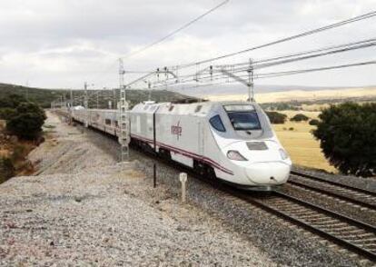 Modelo de alta velocidad 250 Dual de Renfe, fabricado por Talgo.