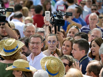 El presidente de PP y candidato a la Presidencia del Gobierno, Alberto Núñez Feijóo (en el centro), este martes en un acto de campaña en Ciudad Real.