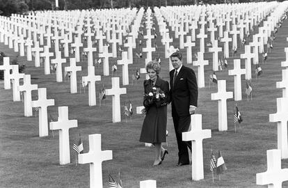 6 de julio de 1984. El presidente de EE UU, Ronald Reagan, y su esposa, Nancy, visitan las tumbas del Cementerio Americano en la playa de Omaha, donde están enterrados los soldados estadounidenses muertos en el desembarco de Normandía (Francia), durante la Segunda Guerra Mundial.