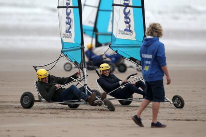 Además de visitar la universidad, en su paso por Saint Andrews los duques también tuvieron tiempo de practicar deporte. En la imagen, en la playa, haciendo carreras de vela sobre tierra.