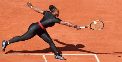 Serena devuelve la pelota de revés, ayer en París.