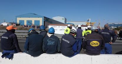 Trabajadores de Navantia protestan en el puente de Carranza. 