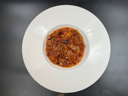 Para hacer su versión vegana de callos, el restaurante asturiano Casa Chema lo cocina junto al shiitake, maitake, seitán y soja texturizada. Foto proporcionada por el restaurante