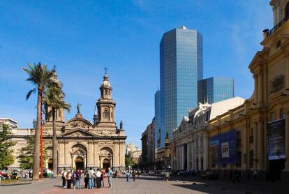 La Catedral Metropolitana, en la plaza de Armas de Santiago de Chile, donde también se sitúa el Museo Histórico Nacional (a la derecha de la imagen).