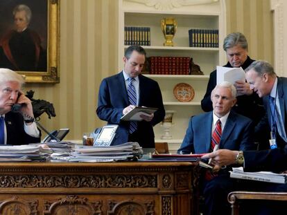Donald Trump el 28 de enero en el Despacho Oval con el vicepresidente Pence y cuatro de los miembros de su gabinete cesados, de izquierda a derecha: Reince Priebus, Steve Bannon, Sean Spicer y Michael Flynn.