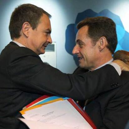 Zapatero y Sarkozy se saludan en la Cumbre de Lisboa.