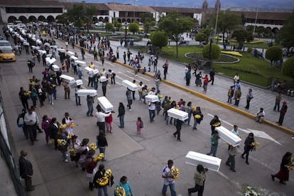 Familiares llevan los ataúdes de sus seres queridos este, viernes 25 de enero de 2013, durante un funeral masivo en Huamanga.