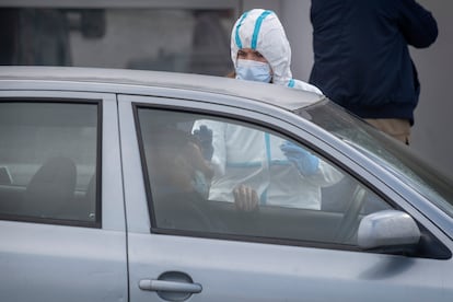 Una sanitaria toma muestras a un paciente en el centro de salud Blas Infante, en la localidad sevillana de Coria del Río, el martes.