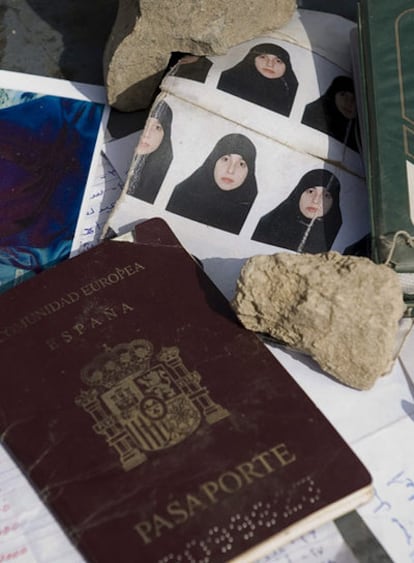 Pasaporte y fotografías de Raquel Burgos halladas por el Ejército paquistaní en la zona tribal de Waziristán (Pakistán).