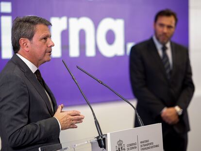 José Antonio Santano (I), junto a Óscar Puente, en su presentación como nuevo secretario de Estado de Transportes.