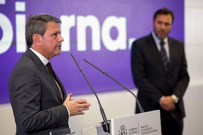 José Antonio Santano (I), junto a Óscar Puente, en su presentación como nuevo secretario de Estado de Transportes.