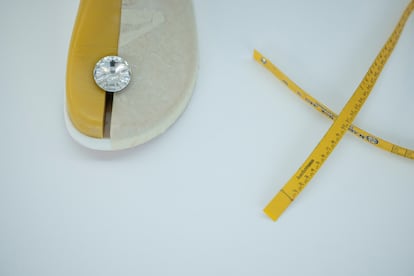 Modelo de sandalia de Pedro García en el taller.