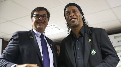 El presidente de Embratur, Gilson Machado Neto, junto a Ronaldinho durante la ceremonia de su nombramiento, el 5 de septiembre en Brasilia.
