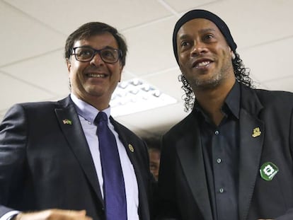 El presidente de Embratur, Gilson Machado Neto, junto a Ronaldinho durante la ceremonia de su nombramiento, el 5 de septiembre en Brasilia. 