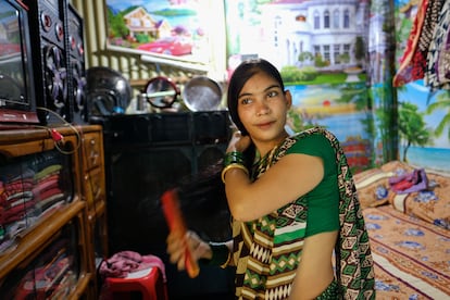 La trabajadora sexual Sewali se peina en su habitación del burdel de Kandapara, en Tangail. (Mahmud Hossain Opu)