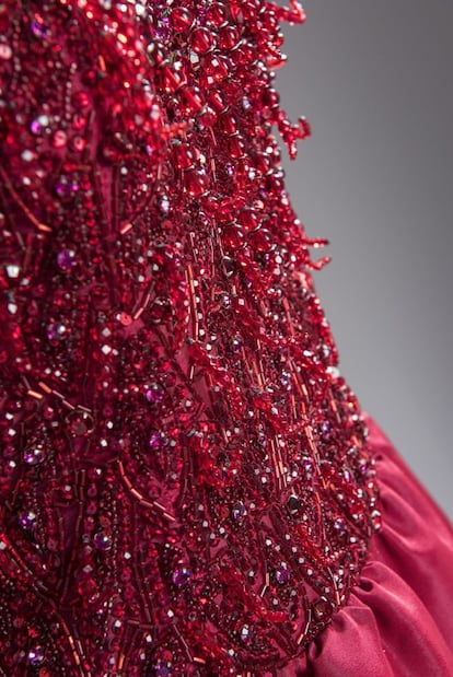 El trabajo con los distintos materiales junto al tratamiento cromático que le daba a sus atuendos, por ejemplo a las pieles, hicieron de Givenchy un diseñador innovador. En la imagen, un detalle de un vestido de noche bordado con pedrería y flecos.