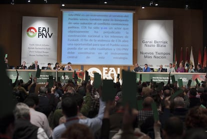 Una de las votaciones realizadas ayer en la asamblea general del PNV, mientras aparece en la pantalla parte de la ponencia en la que se alude a ETA.