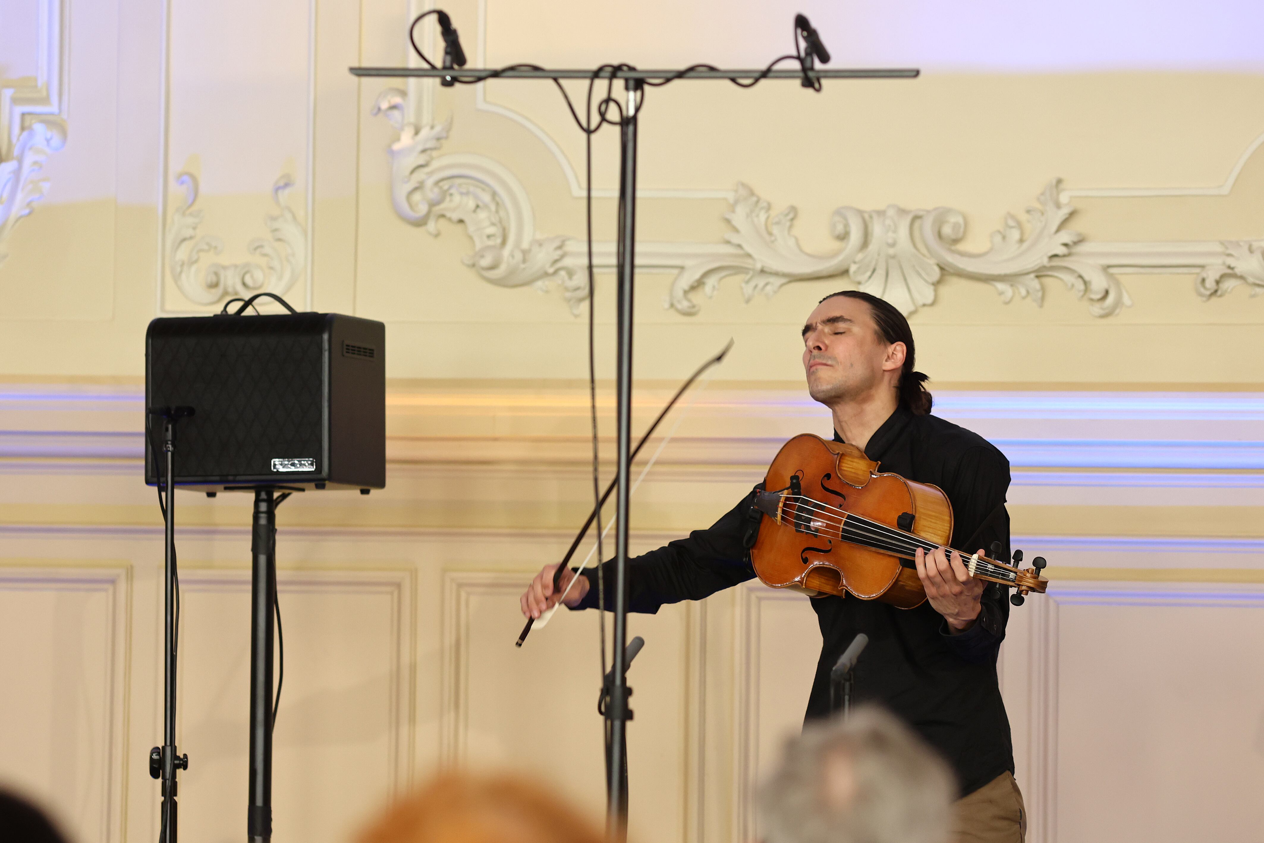 El violista Serguéi Malov, con su 'violoncello da spalla', durante la interpretación de las seis 'Suites para violonchelo solo' de Bach el pasado domingo en las Salles de Pologne de Leipzig.