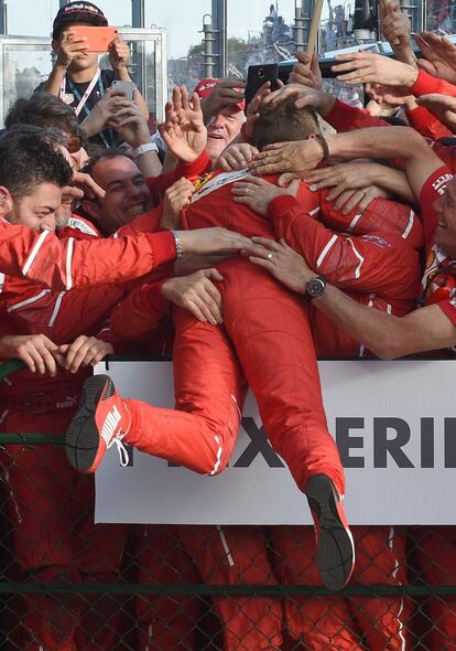 Sebastian Vettel celebra con sus compañeros su victoria.