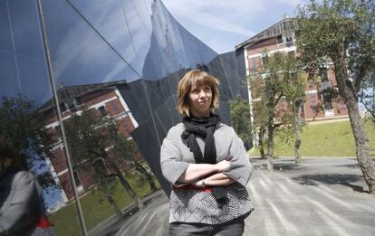 La nueva directora del Museo Balenciaga, Miren Vives Almandoz, posa en el exterior del centro.