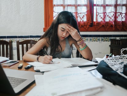 Una chica se agobia estudiando los exámenes finales.