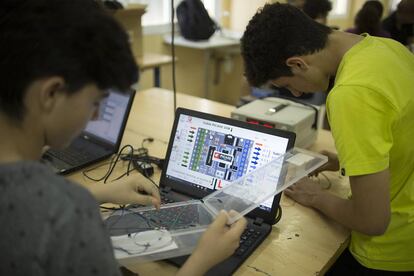 Alumnos de robótica, durante una programación.