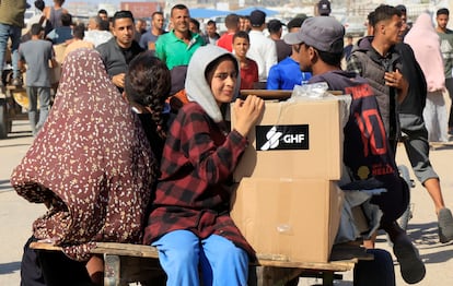 Un grupo de palestinos trasladaba este martes cajas de ayuda con el logo de la fundación Gaza Humanitarian Foundation, en Rafah, en el sur de Gaza.