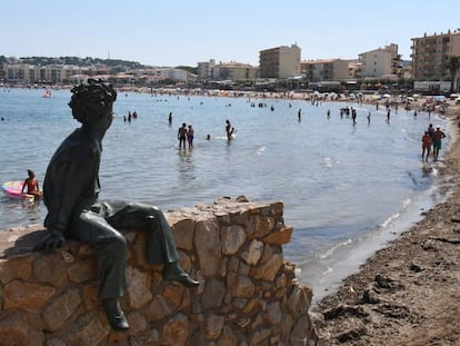 La estatua de El Principito en la playa de la localidad gerundense de L’Escala.
