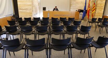 El vicepresidente del Consell, Jos&eacute; Ciscar, en la sala de prensa vac&iacute;a en Alicante.