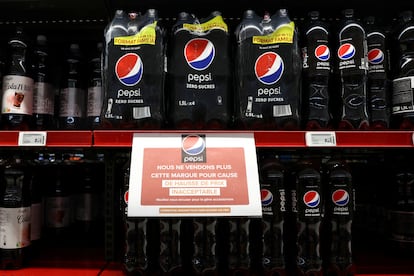 Cartel ubicado en un supermercado de Carrefour en el que se indica que no se vende la marca Pepsi por las subidas de precios.