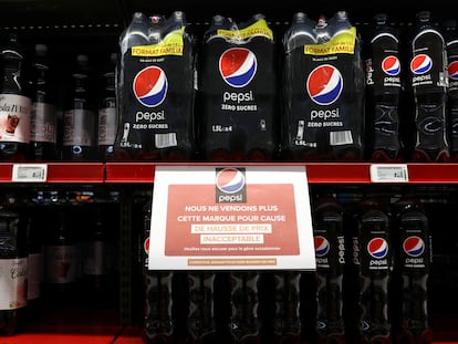 Cartel ubicado en un supermercado de Carrefour en el que se indica que no se vende la marca Pepsi por las subidas de precios.