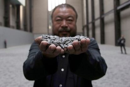 Ai Weiwei muestra las piezas de porcelan de su instalación 'Pipas de Girasol' en la Tate Modern de Londres.
