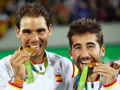 Nadal y Marc L&oacute;pez con la medalla de oro. 