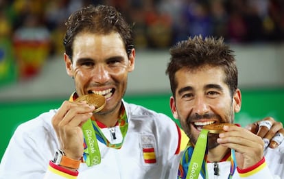 Nadal y Marc López con la medalla de oro.