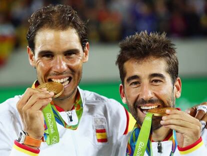 Nadal y Marc L&oacute;pez con la medalla de oro. 