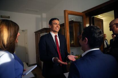 El presidente del Gobierno, Pedro Sánchez, conversa con los periodistas de TVE.