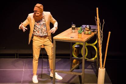Rafa Maza, caracterizado como Andy en Hey Bro! Hipster Show, en el Teatro Alfil.