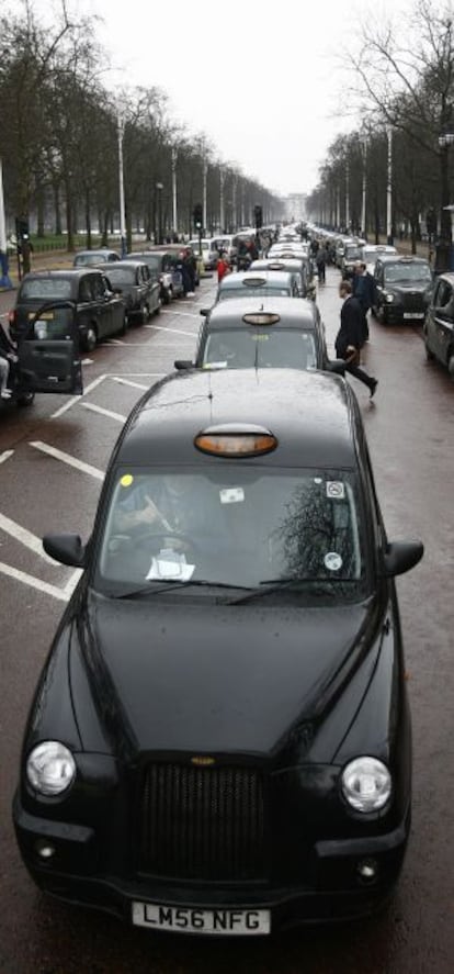 Foto de un grupo de taxis en una parada en Londres.
