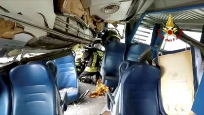 Bomberos intentan rescatar a uno de los pasajeros atrapados entre los asientos de uno de los vagones del tren accidente en Pioltello, el 25 de enero de 2018.