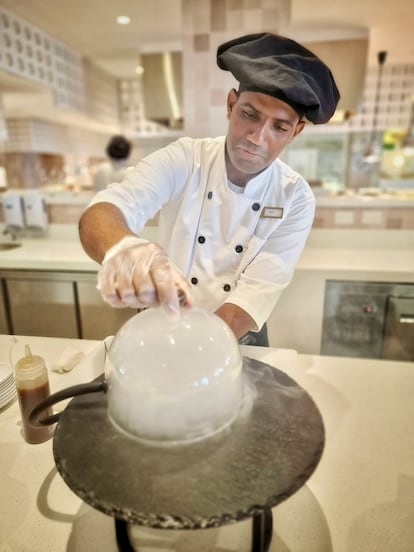 Uno de los chefs del restaurante Palma Real ahumando sushi a la hora del desayuno.