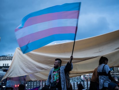 La comunidad trans se manifiesta durante una marcha en contra de los asesinatos, discriminación y violencia contra las personas trans, en Bogotá, Colombia, el 15 de Julio de 2022.