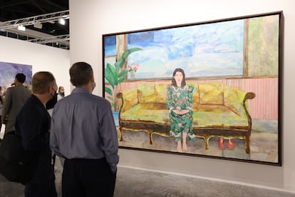 Visitantes observan el trabajo 'Clouded Infinity' (2019) de la artista colombiana María Berrío, en Miami, en 2021.
