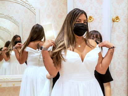 Tatiana Noreña se prueba un vestido de novia en una tienda Pronovias en Madrid.